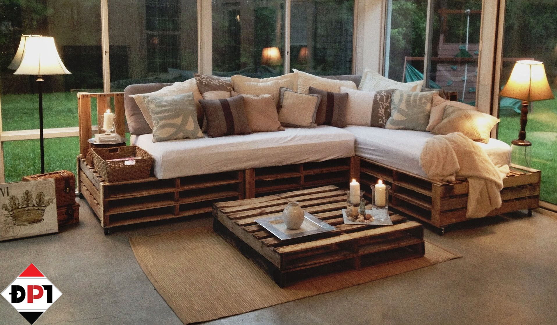 Sofa pallet có kích thước rộng rãi, có thể trang trí bằng nhiều gối ôm