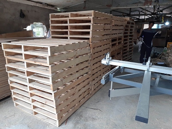 Các pallet gỗ được xếp ngay ngắn trong kho