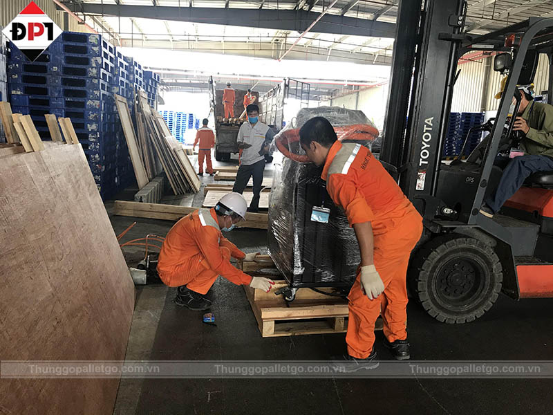 Thực hiện nâng hạ máy móc lên đế