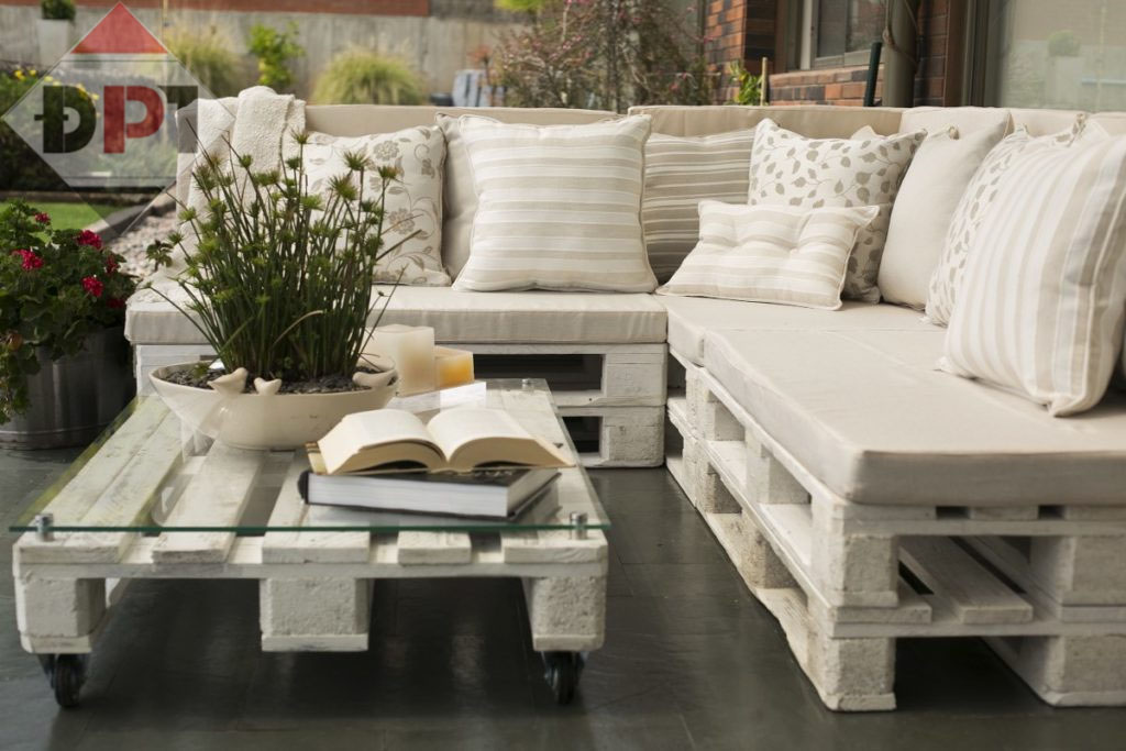 Bộ sofa pallet mộc mạc, không dùng nệm hay gối trang trí nhưng vẫn tạo ấn tượng