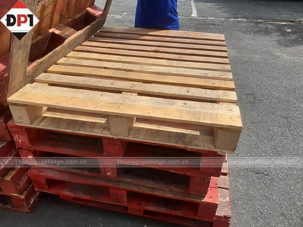 Giá pallet gỗ hai hướng nâng kiểu cánh