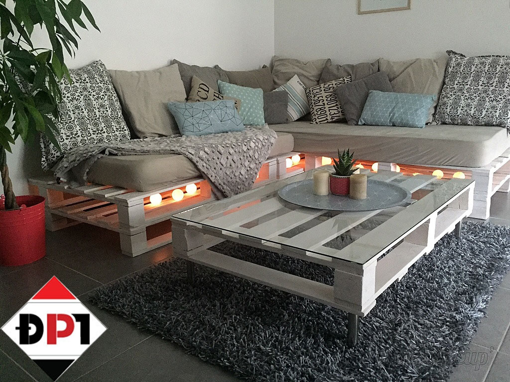 Sản phẩm bộ sofa kết hợp bàn trà làm từ pallet gỗ độc đáo. Dùng đèn trang trí mang lại cảm giác ấm cúng.
